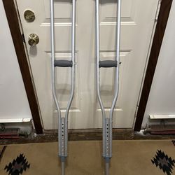 Set Of Crutches - 5’2” - 5’10”