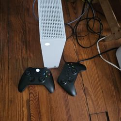 Xbox One Series S  2 Controllers 