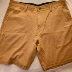 Men's Vissla Khaki/Tan Hybrid Walkshorts - Size 32 - Barely Used!