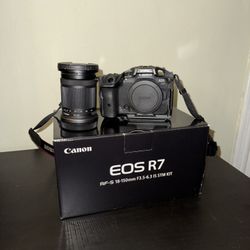 Like new Canon r7 With 18-150mm