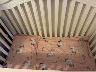 White infant Crib w/Mattress and linen’s