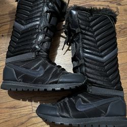 NIKE BOOTS SIZE 8 Snow