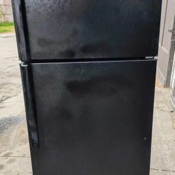 Very Clean! Black G.E. Freezer-On-Top Refrigerator!