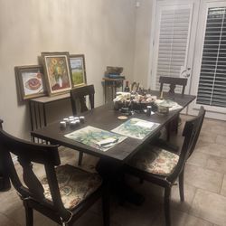 Expendable Dining Table With 4 Chairs In Good Condition , There Are Signs Of Wear And Tears