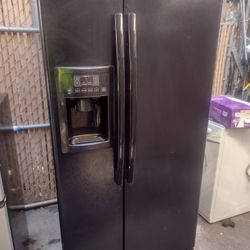 GE Side By Side Refrigerator/Freezer 