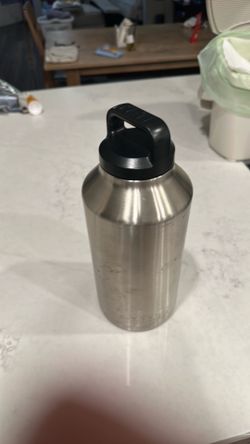 Like New Yeti 64oz Rambler Water Bottle