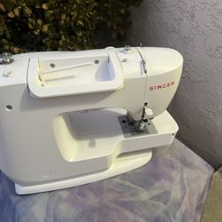Singer Sewing Machine 