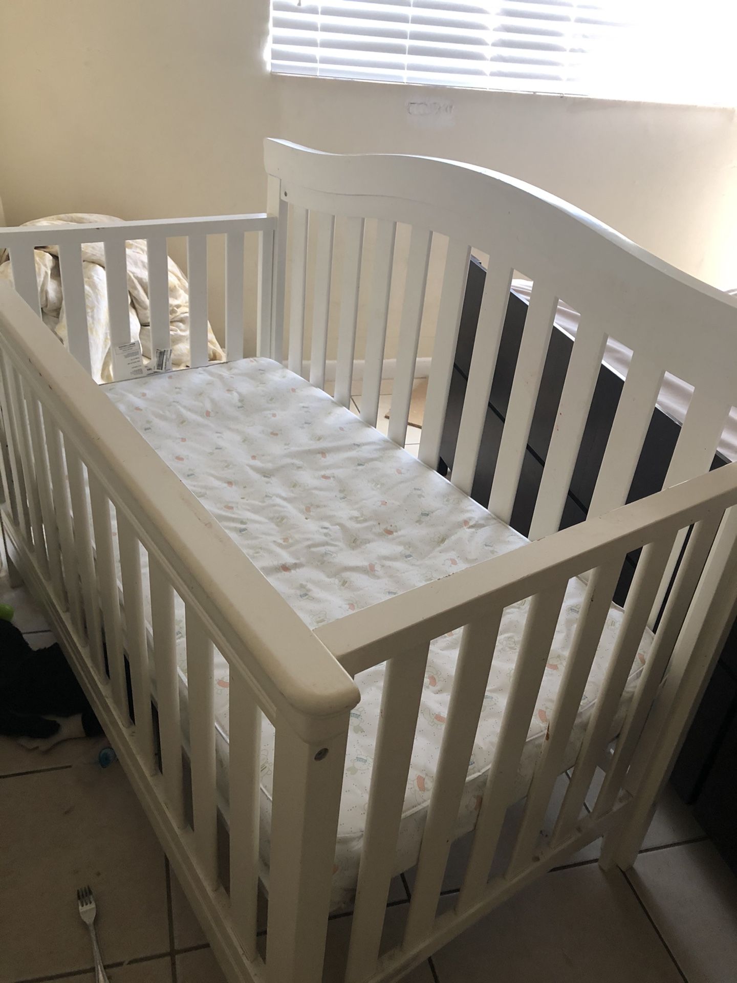 White baby crib for Sale in Tamarac, FL OfferUp