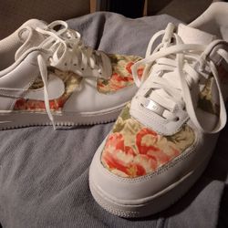 Nike Uptowns Sneakers