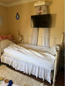 Girls twin trundle bed with twin mattress