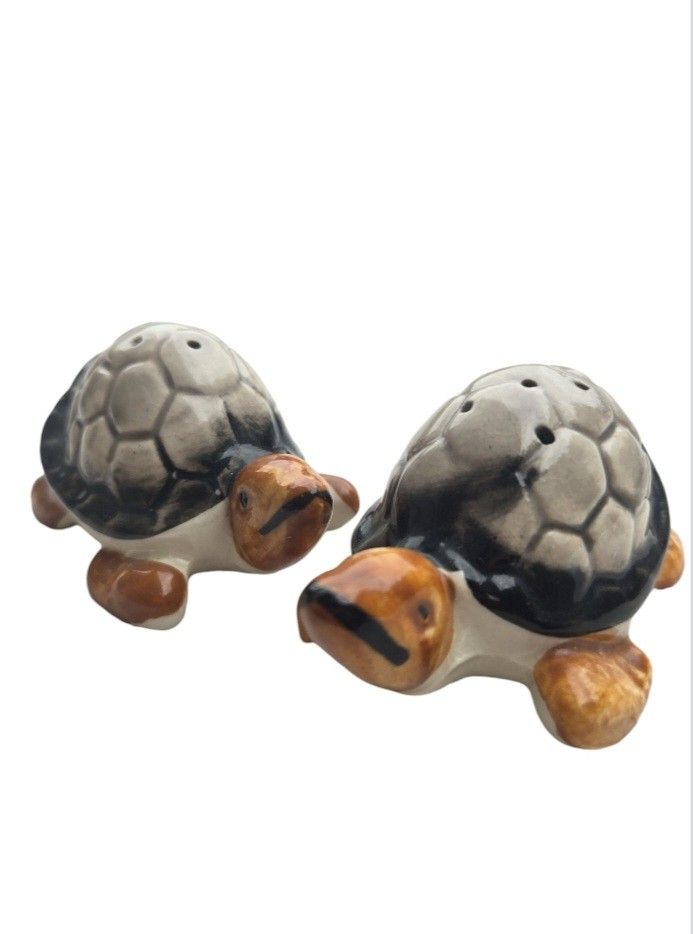 Elvin sea turtles vintage salt and pepper shakers made in Japan