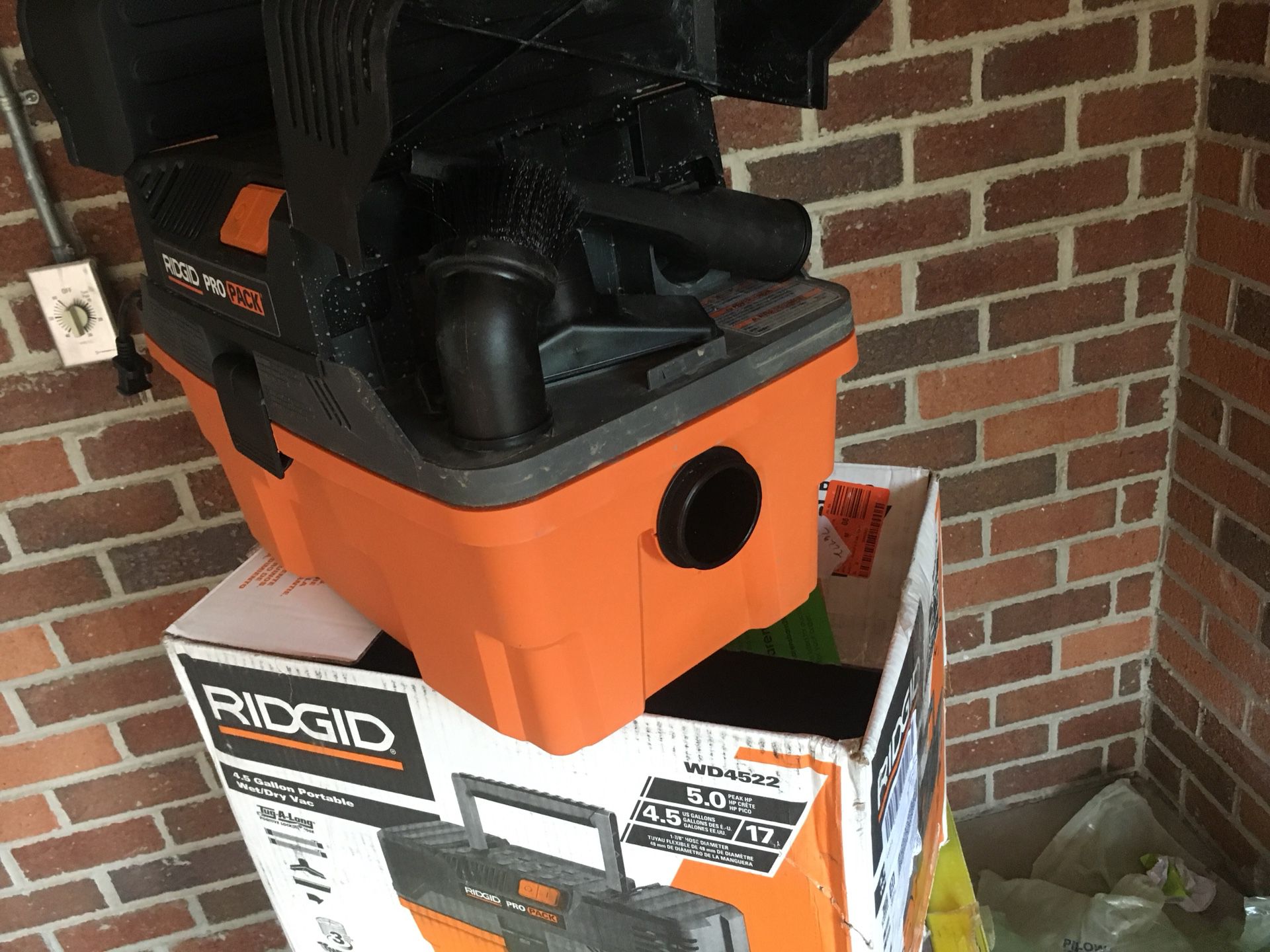 RIDGID 4.5 gal. 5.0-Peak HP Pro Pack Wet Dry Vac like new without a filter
