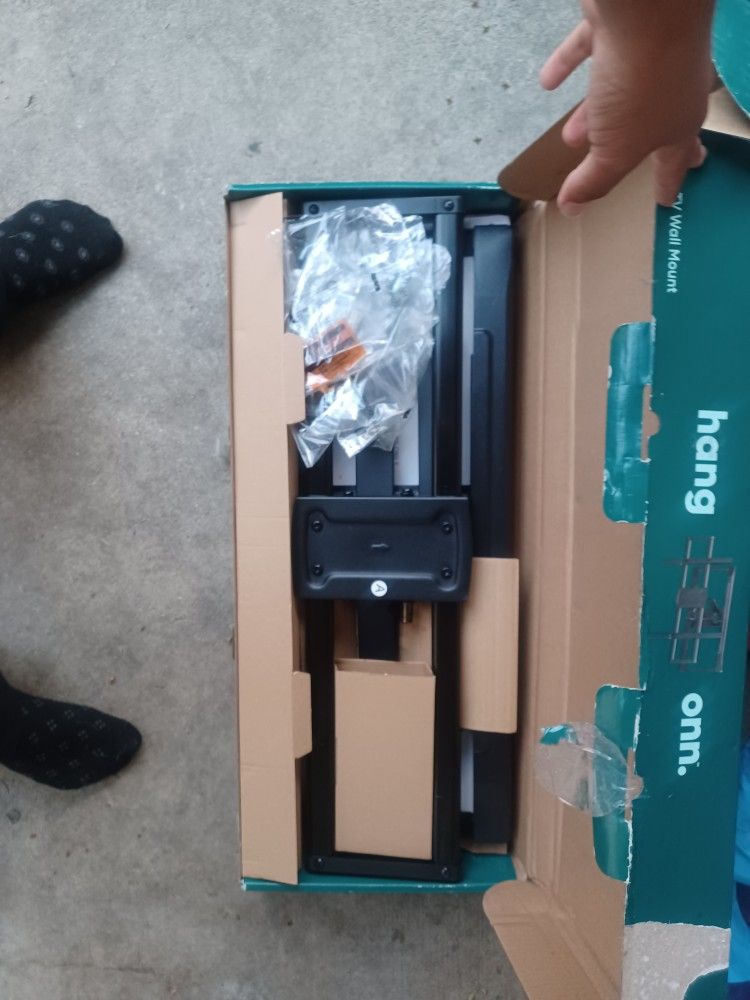 Full Motion TV Wall Mount for 50" to 86" TVs,