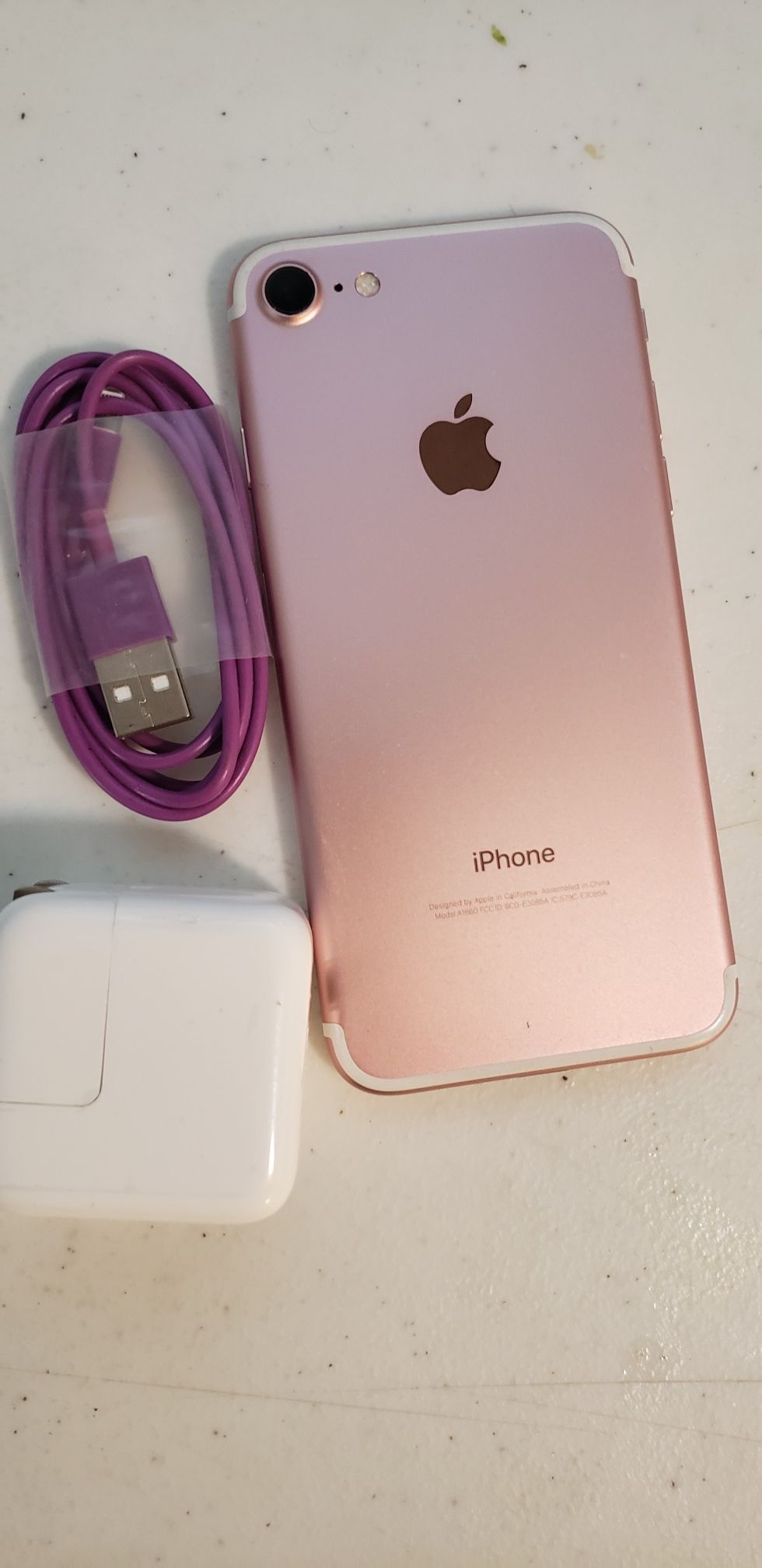 APPLE IPHONE 7 128 GB UNLOCKED. COLOR GOLD ROSE. WORK VERY WELL. INCLUDED CHARGER. PERFECT CONDITION.