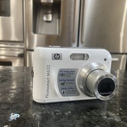 White HP Photosmart M632 digital camera with 7.2 mp sensor, 3x optical zoom work 