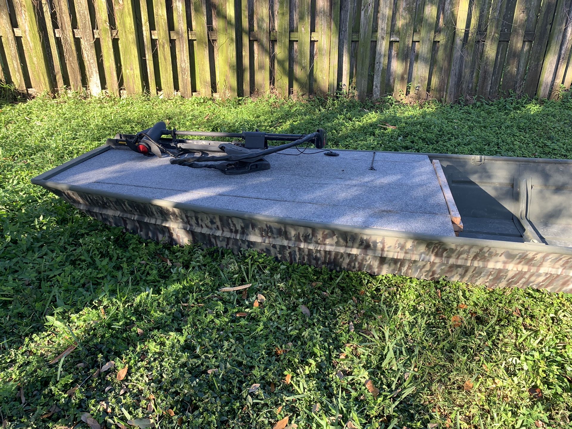 14ft Jon boat with deck and trolling motor for Sale in Pompano Beach