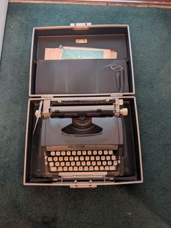 Montgomery Ward Signature 440T Portable Typewriter