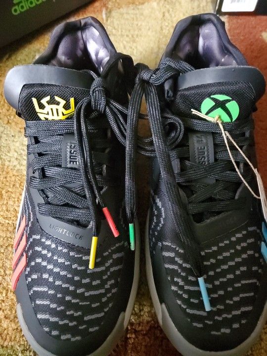 NEW Adidas D.O.N. Issue 4J XBOX Youth HQ3451 Basketball Shoes Kids Unisex Sz 5
Left shoe blue and the right shoe is red. This gives Spiderman vibes w
