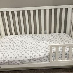 Fisher price crib or Toddler bed w/ mattress and fitted sheet
