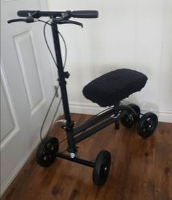 KNEEROVER KNEE SCOOTER/WALKER. MATTE BLACK. FOLDABLE. ADJUSTABLE. DUAL BRAKES. EXCELLENT CONDITION!