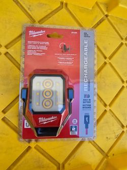 Milwaukee
Rechargeable Pivoting Task Light w/ Spot Mode