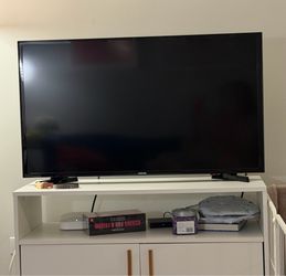 LIKE-NEW SAMSUNG 32" Class FHD (1080P) Smart LED TV (UN32N5300)