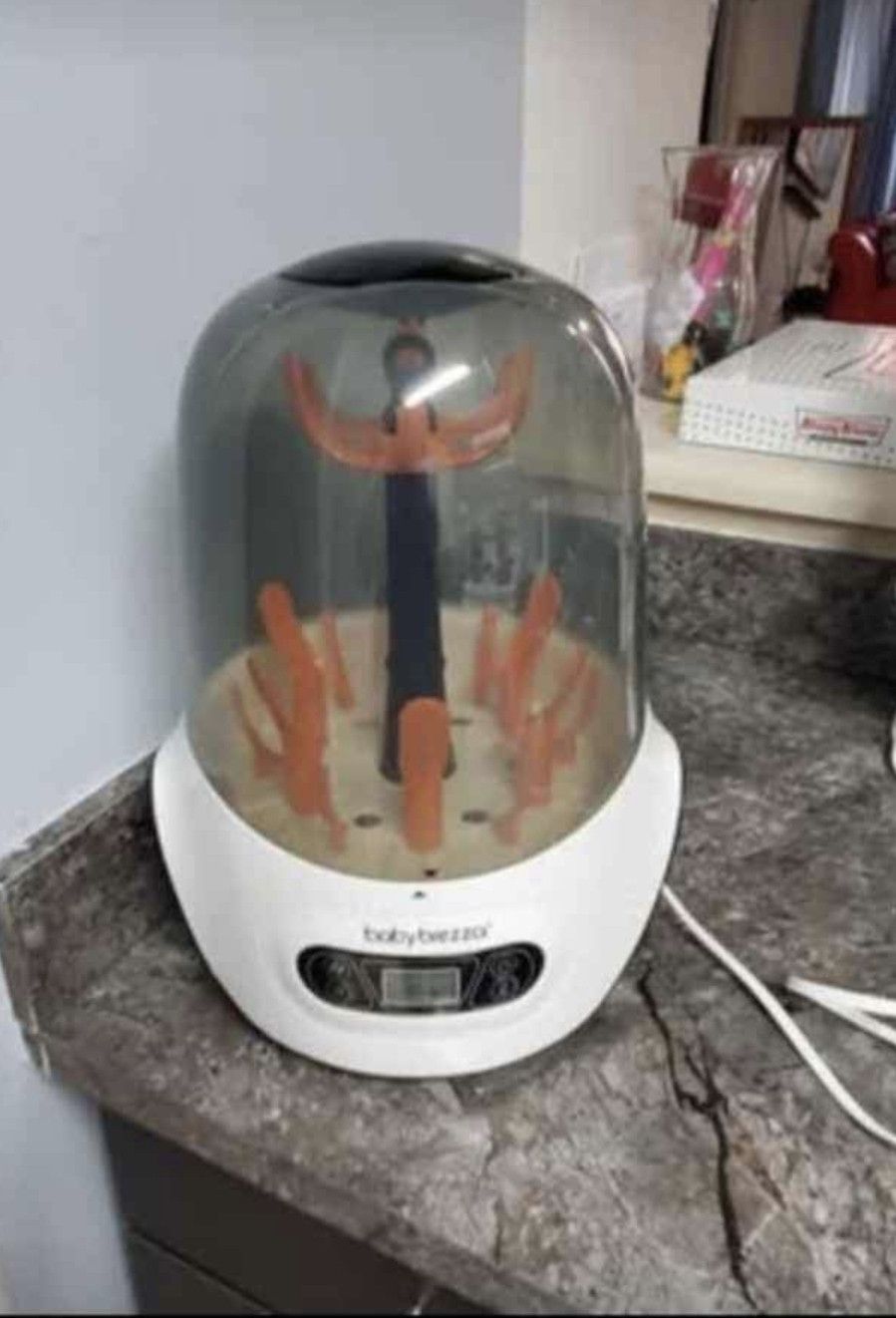 Esterilizador y secador de biberones de la marca Baby Brezza.