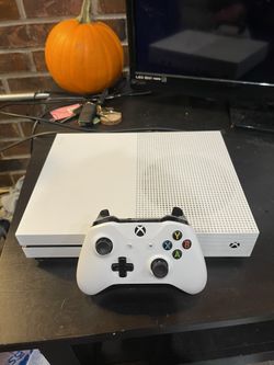 Xbox One S 500GB Bundle With Games, Controllers, & Accessories for Sale in  Renton, WA - OfferUp