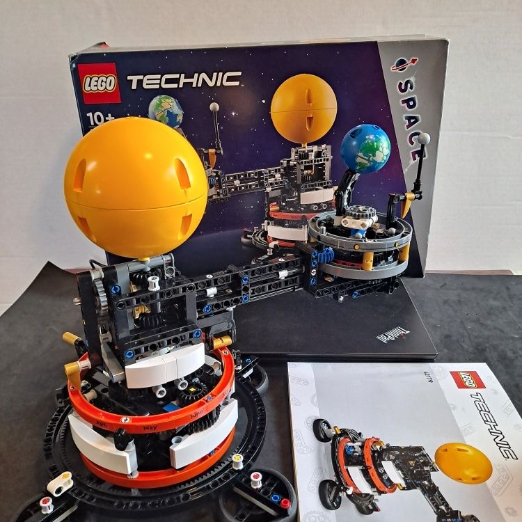 オブスキュア Lego Technic 42179 Planet Earth and Moon in Orbit. for Sale in San