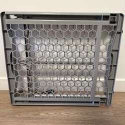 Adjustable baby gate