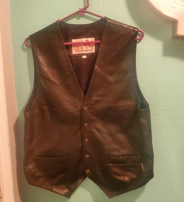 Black LEATHER  VEST..SIZE MED MENS ADULT..SNAP FRONT..GREAT CONDITION!