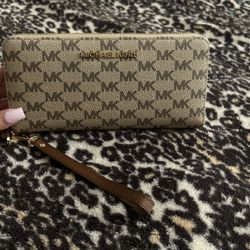 Michael Kors Wristlet 