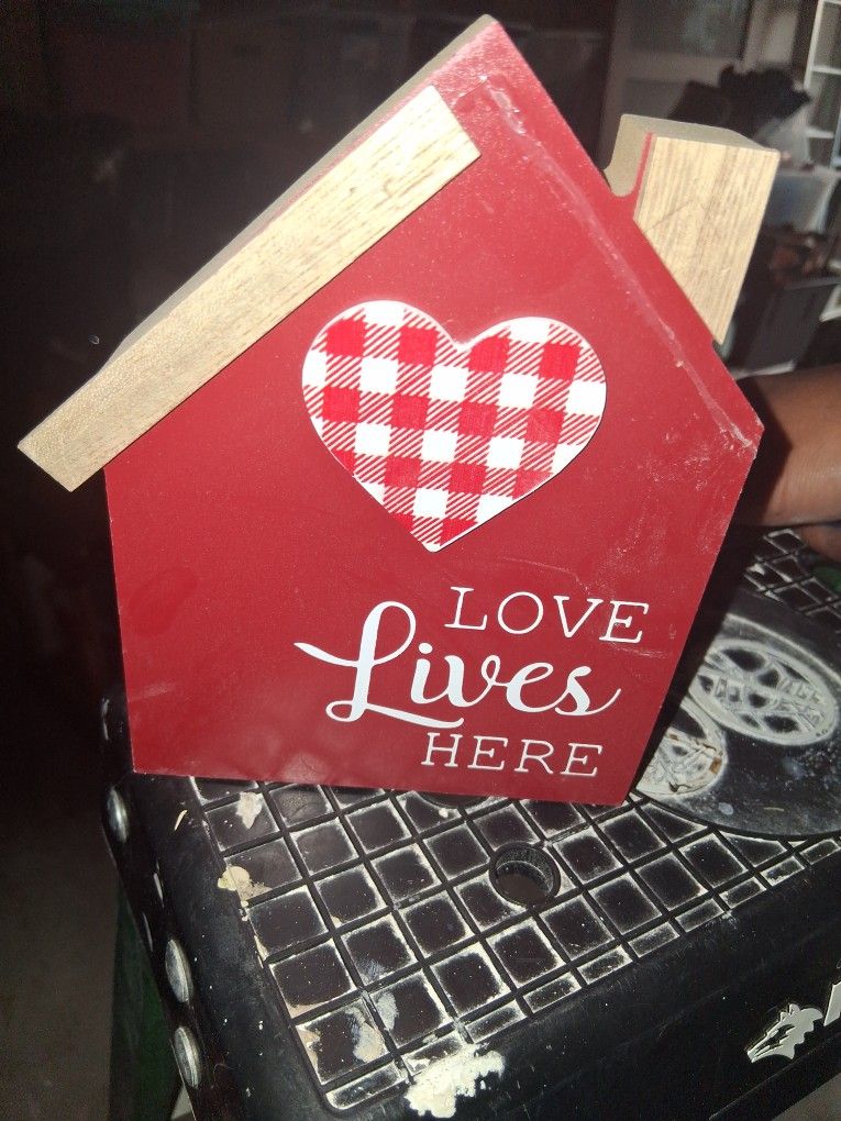 SMALL DECORATIVE HOUSE FOR VALENTINES DAY