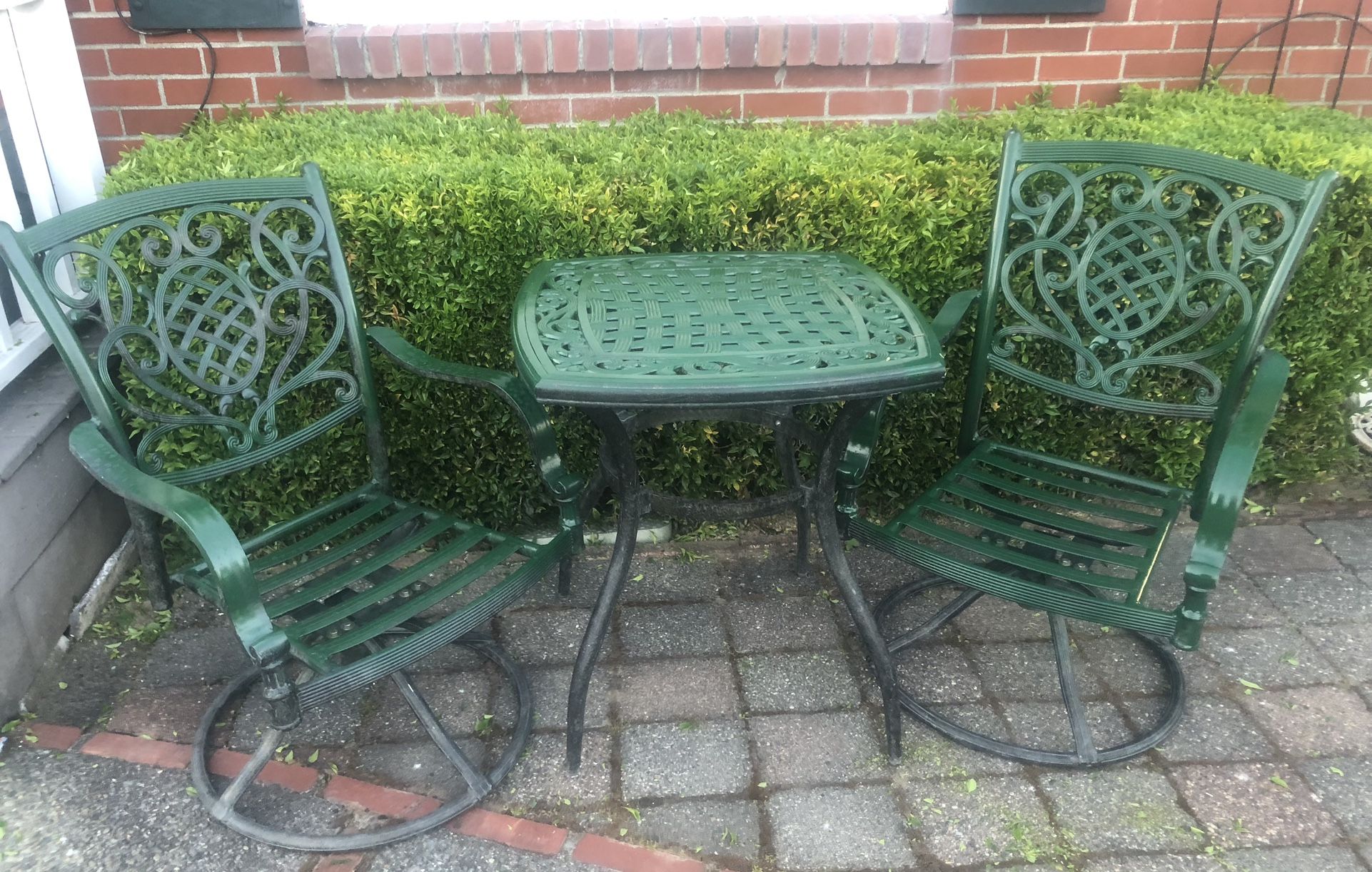 Beautiful solid patio bistro set, 2 chairs