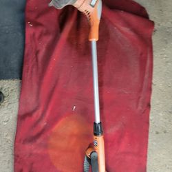 BLACK AND DECKER 20 VOLT TRIMMER TOOL ONLY MISSING SPOOL 
11525 S HALSTED DUNKIN DONUTS 
15$  CASH ONLY AS IS 