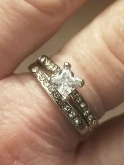 Brand new beautiful white gold filled 2 piece wedding set with white cz's size 9.5.
