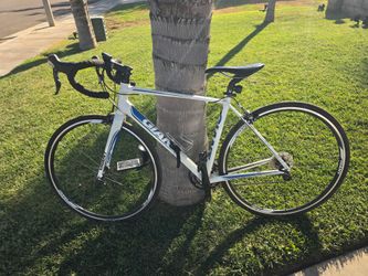 Giant Defy Road Bike – Lightweight Aluminum – Excellent Condition