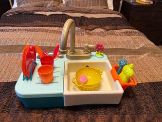 B Toys Play sink with faucet that can run water!