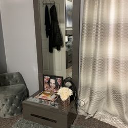 I'm selling a mirror with a drawer beautiful new