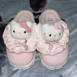 Hello Kitty Slippers 🎀 SIZE 7 W