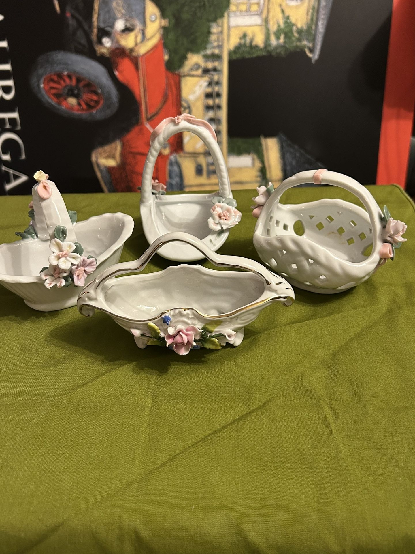 Set of 4 Vintage ceramic mini flower baskets one has a chipped ribbon