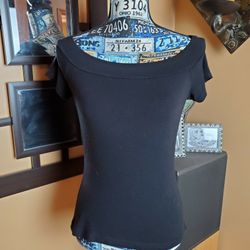 BISOU BISOU BLACK FITTED SHORT SLEEVE TOP!