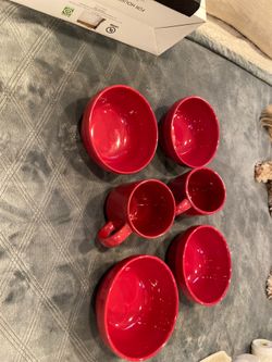 KITCHEN BOWLS AND STACKABLE MUGS (Set of 4 bowels and 4 mugs) never used were in a kitchen glass cabinet for color)