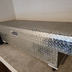 Truck Tool Box, Kobalt 70-1/2-in x 27-1/2-in x 17-1/4-in Silver Aluminum Full-Size