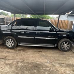 NESESITA trasmission $$$2200 cash.    Motor 6.0 muy bueno