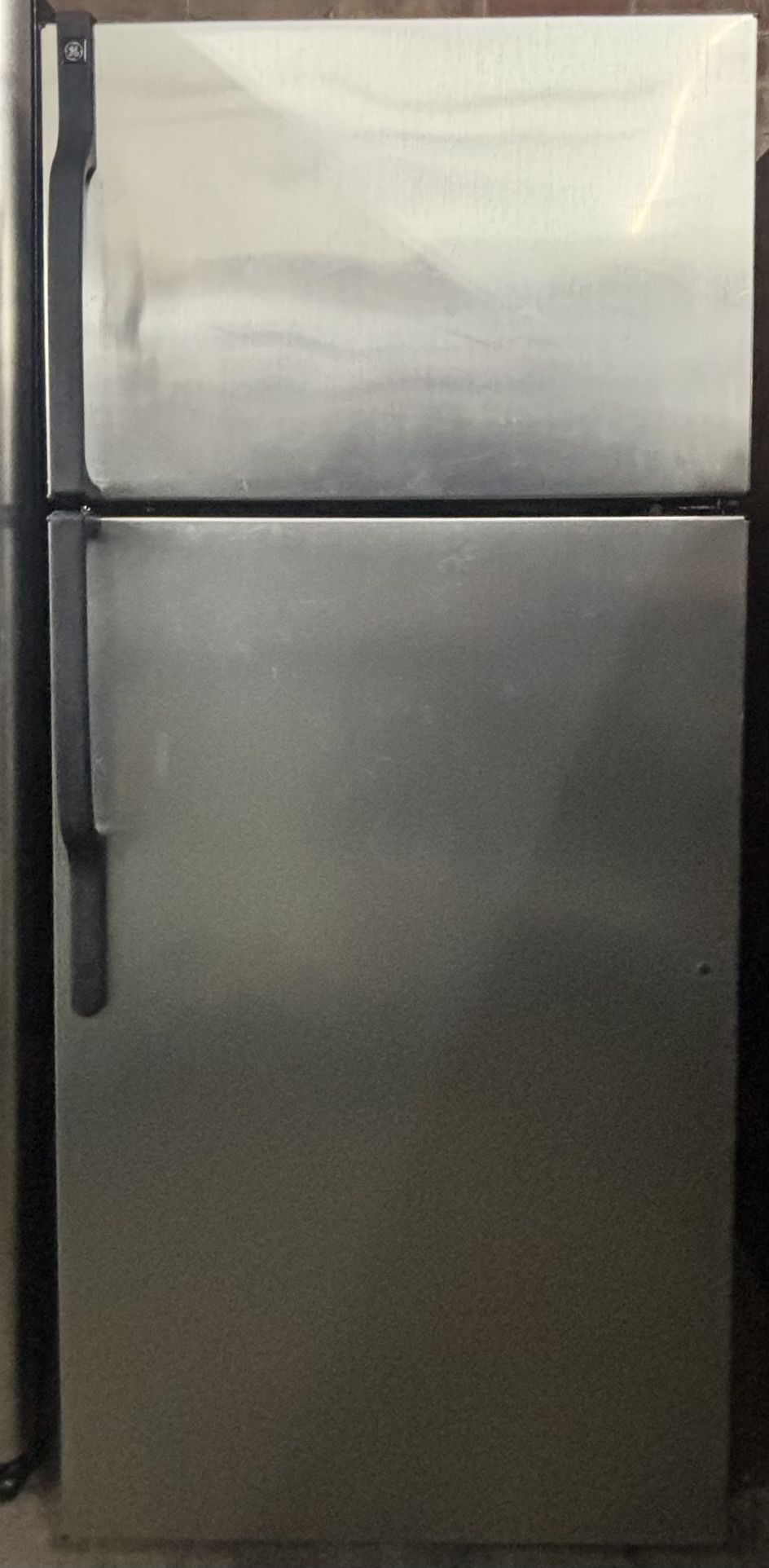 GE Top Freezer Refrigerator 28 W By 65h