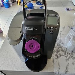 KEURIG COFFEE MAKER 