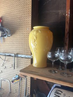 2 ft  BEAUTIFUL GLASS DECOR VASE ( XLNT ) REDUCED FOR QUICK SALE 👍👍 FIRST COME FIRST SERVE !!