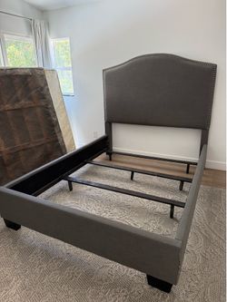Queen bedframe