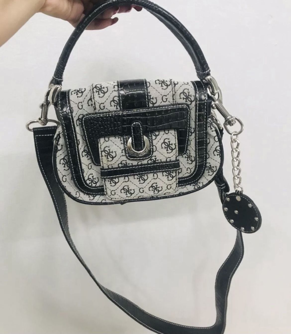 Used Women’s Gray Guess Long crossbody purse